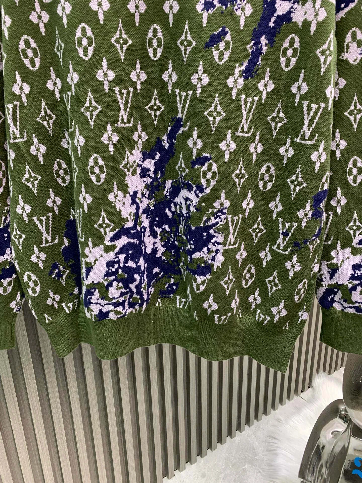 🅿️410 🀄️ Louis Vuitton Louis Vuitton 25* letter pullover long-sleeved Polo collar sweater. Irregular blue embroidery on the chest and back highlights the layering of the entire dress. 🔥Freshly released. The green jacquard texture interprets the full Rainbow Monogram pattern. The effect is like a gradient color painted with colored pencils. The effect creates a vintage look. Made of 100% cotton. New multi-color double-layer jacquard technology. The jacquard yarn on the back and the contrast-dyed jacquard denim create a jacquard effect combined with an old-fashioned effect. It has a strong texture and a nostalgic atmosphere.